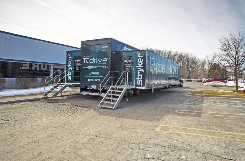 double expandable trailer, black and blue and green